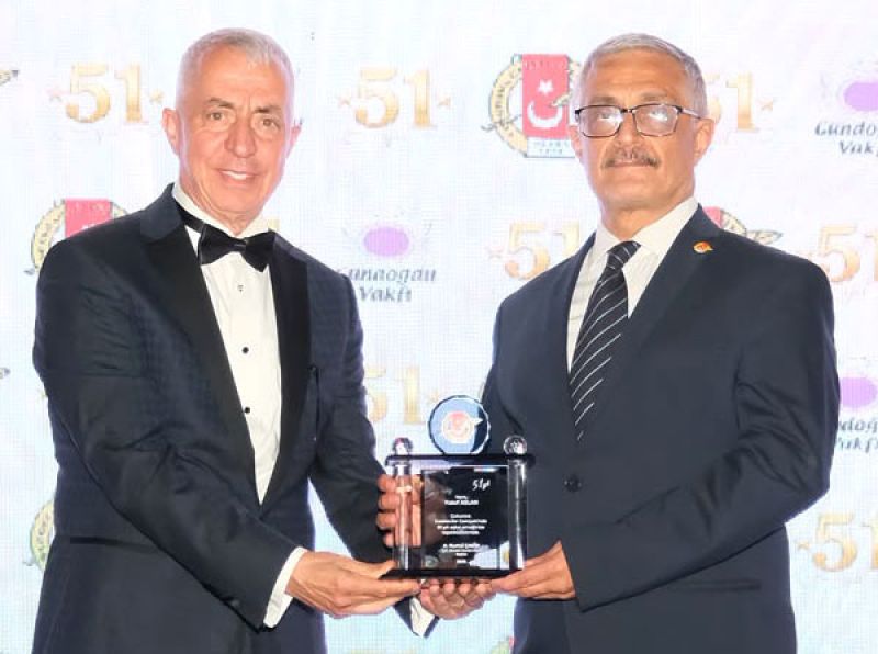 ÇGC'nin emek plaketini Yusuf Aslan'a başkanvekili Temel Eren verdi.jpg